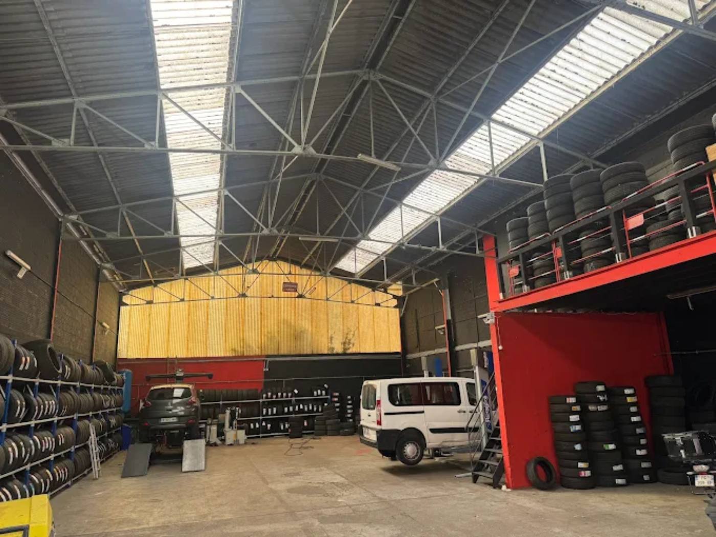 Atelier Turbo Pneus à Asnières-sur-Seine : pont élévateur et stock de pneus